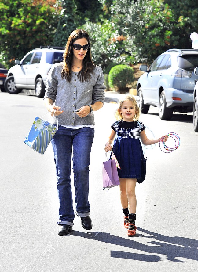 Jennifer Garner, violet affleck, jeans, sunglasses